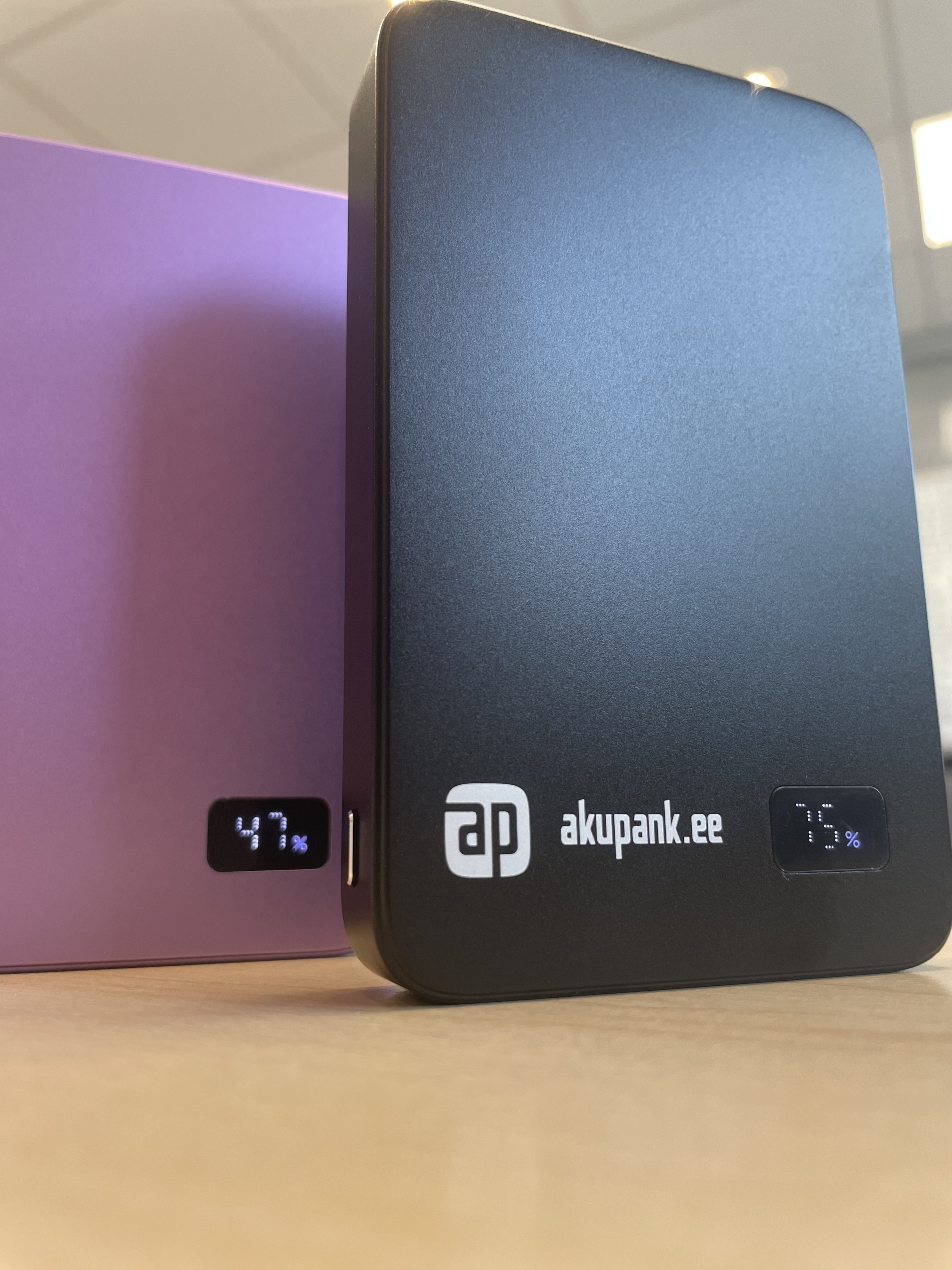 "F20 10k" (10000 mAh) kella laadimisega